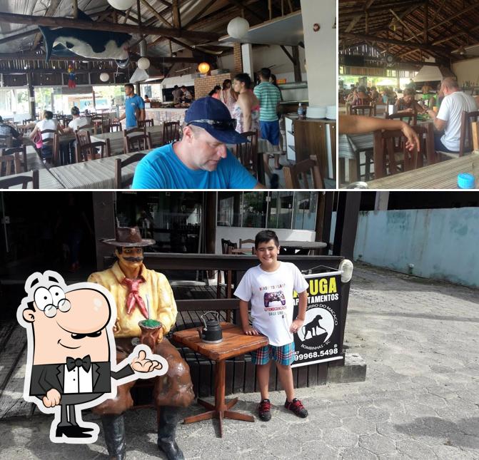 Sente em uma das mesas no Churrascaria Bastantão