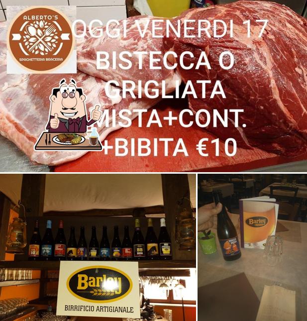 Piatti di carne vengono serviti a Alberto's