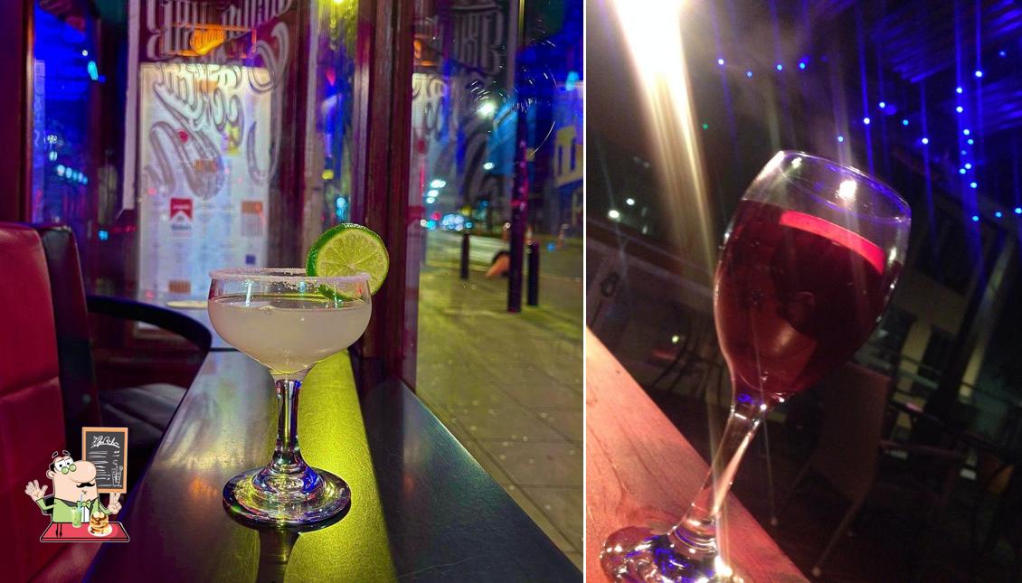 Alvinos Bar sirve distintas bebidas con alcohol
