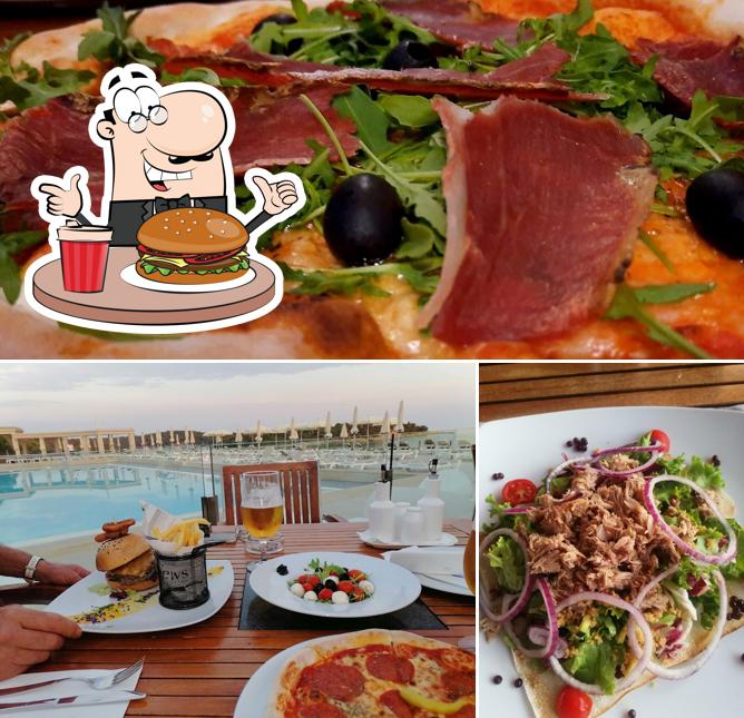 Prenditi un hamburger a Pool Bar & Restaurant Oliva