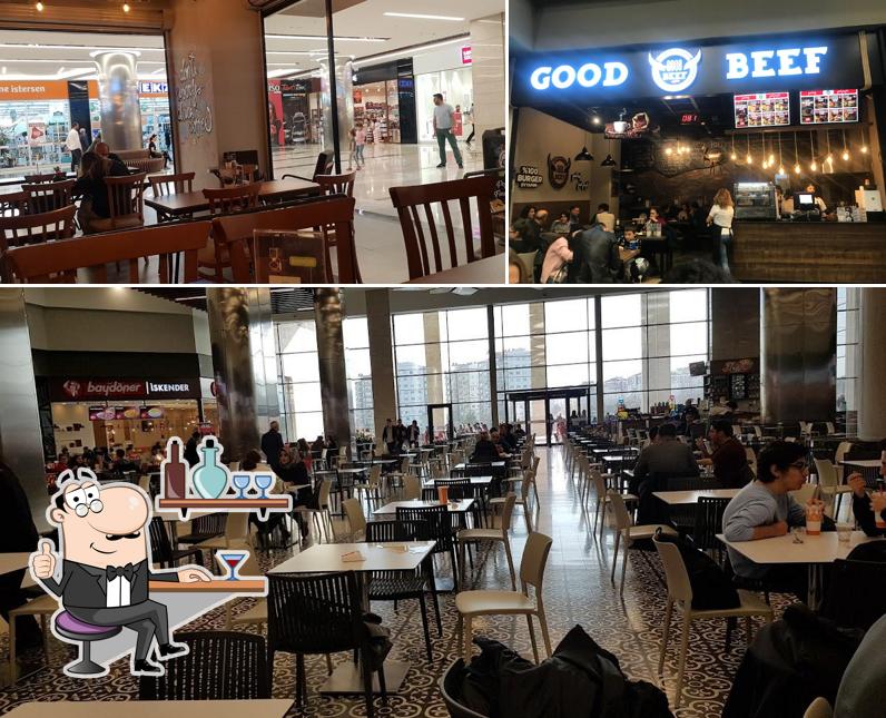 Installez-vous à l'une des tables de GOOD BEEF METROMALL