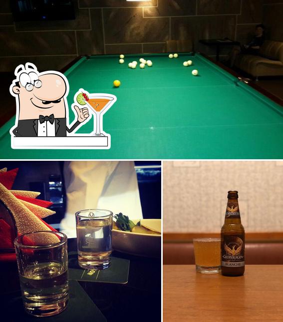 Parmi les diverses choses de la boire et la intérieur, une personne peut trouver sur Bilyardny klub Snooker