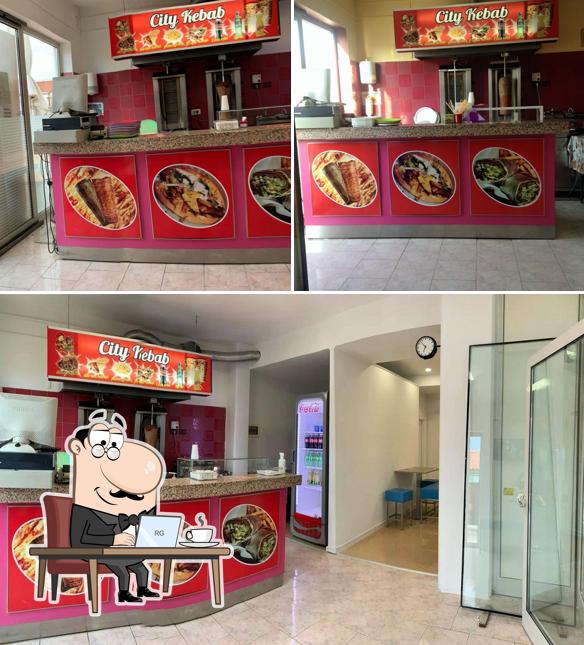 Dai un'occhiata agli interni di City Kebab