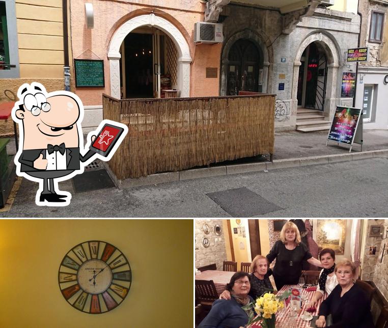 Tra le diverse cose da Buffet Nostalgija si possono trovare la esterno e tavolo da pranzo