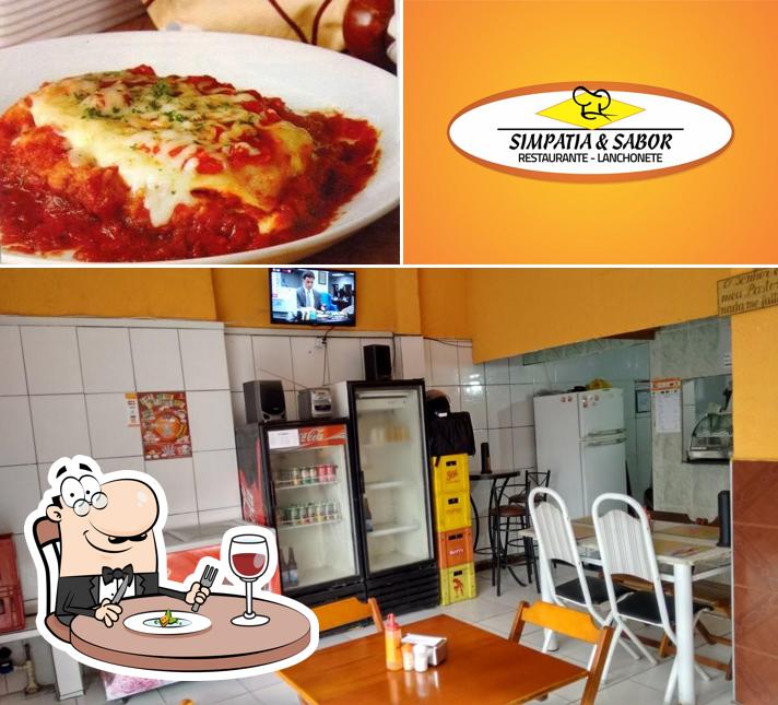 Confira a imagem apresentando comida e interior no Simpatia & Sabor