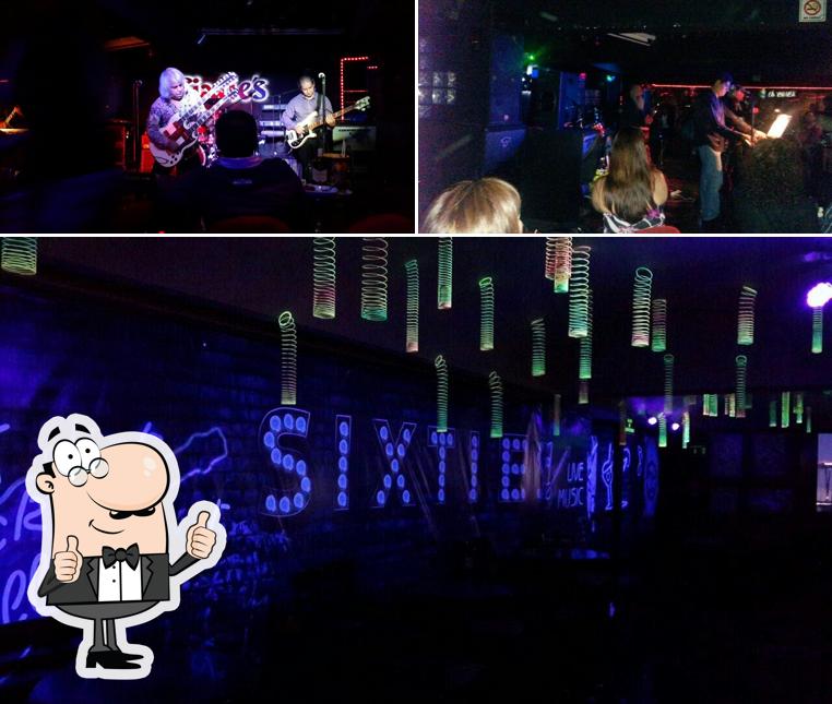 Mire esta foto de Club 60's Sixtie's Bar
