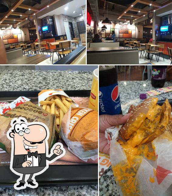 Entre diversos coisas, interior e comida podem ser encontrados no Burger King