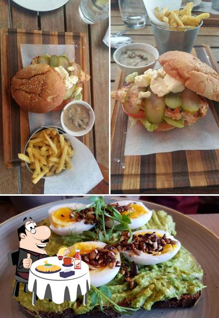 Bestellt einen Burger bei la Belle Camps Bay