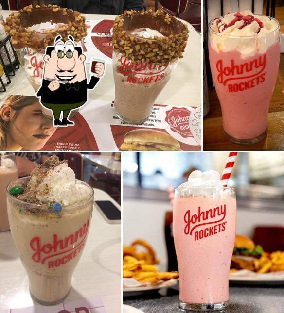 Desfrute de um drinque no Johnny Rockets