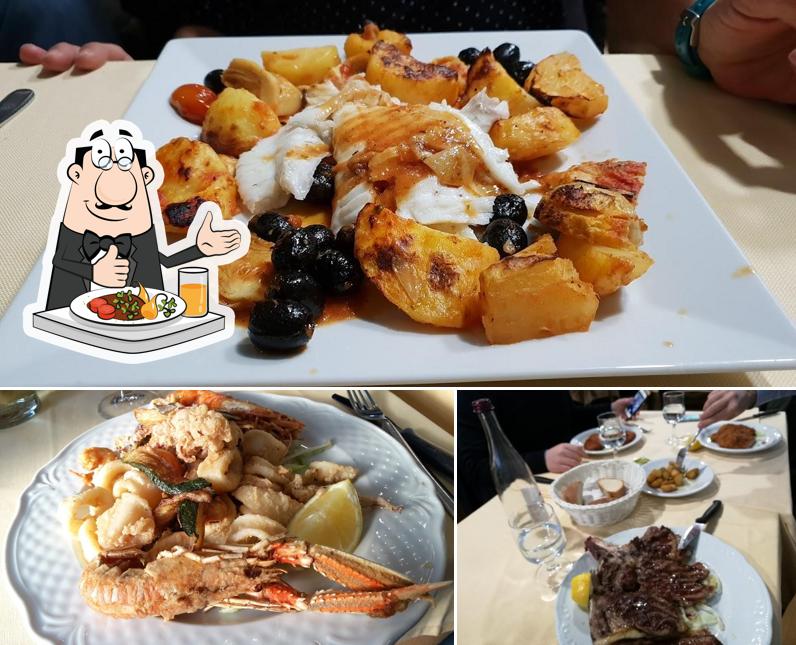 La cibo e tavolo da pranzo del ristorante