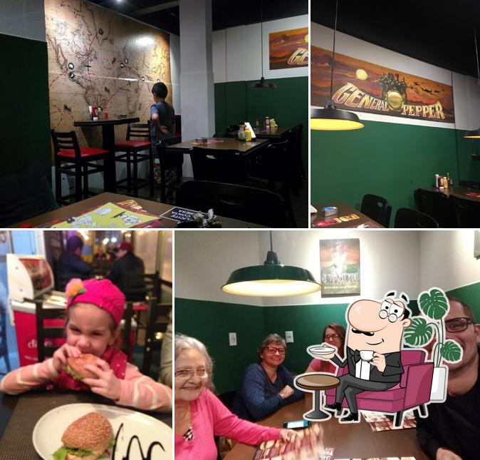 O interior do General Pepper Hamburgers & Cia