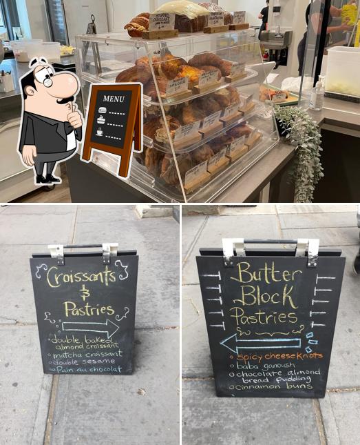 Butter Block Bakery & Cafe se distingue par sa tableau noir et nourriture