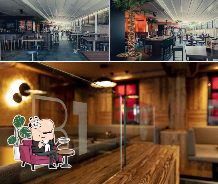 Installez-vous à l'une des tables de B1 Innsbruck