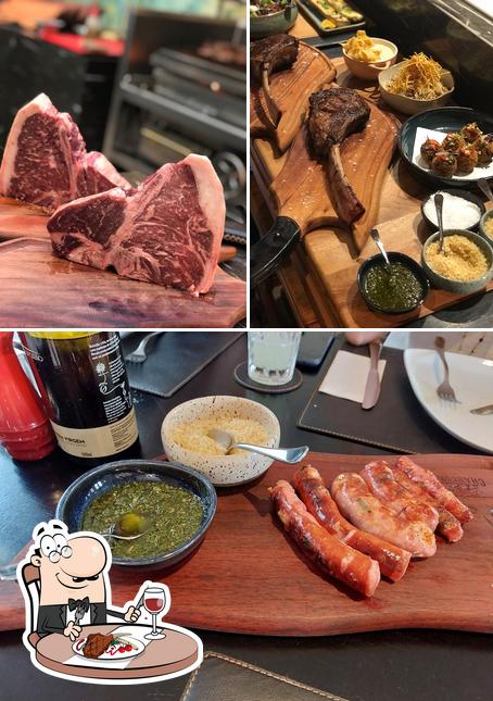 Charcoal Steakhouse provê pratos de carne