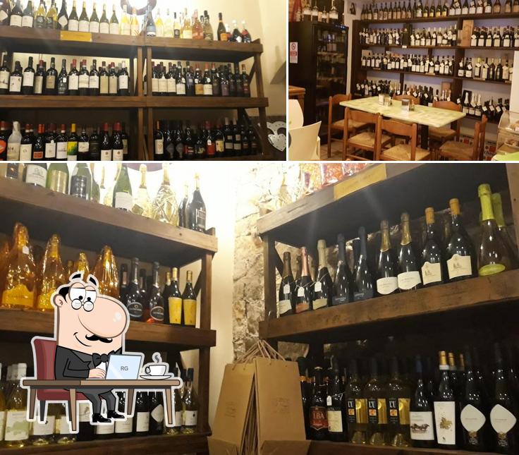 Gli interni di Enoteca l'Angolo Wine Shop