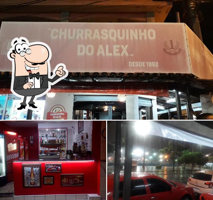 A imagem da exterior e balcão de bar no Churrasquinho do Alex