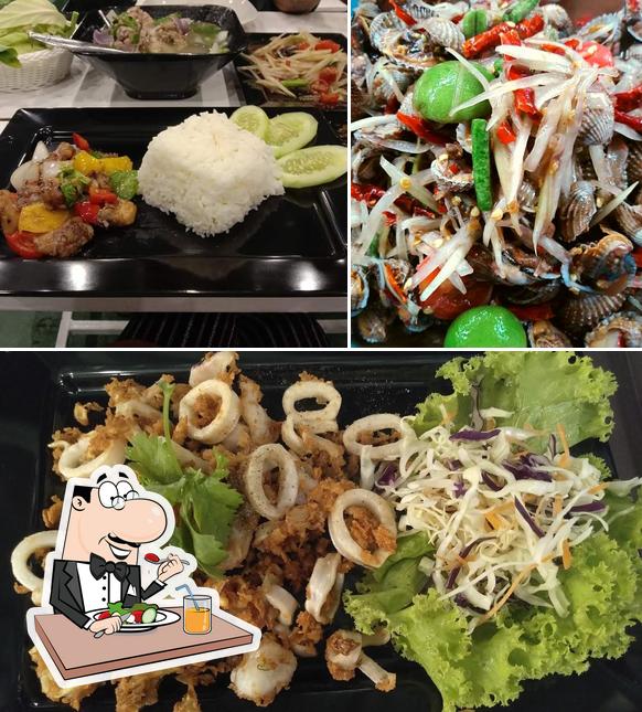 Блюда в "ร้านอาหารมุมตึก อาหารไทยอีสาน / Thai food"