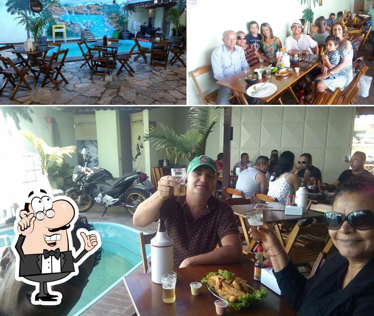 Sente em uma das mesas no Casa da Tilápia