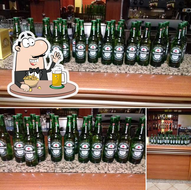 Puoi ordinare un rinfrescante bicchiere di birra chiara o scura