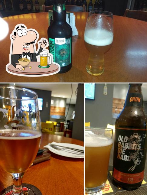 Cerveja Acompanha serve uma gama de cervejas