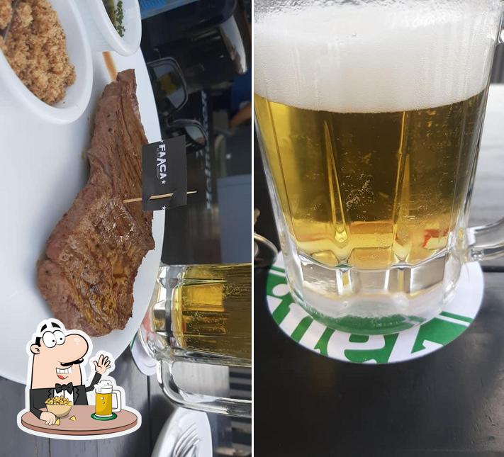 Desfute um copo de cerveja leve ou escura