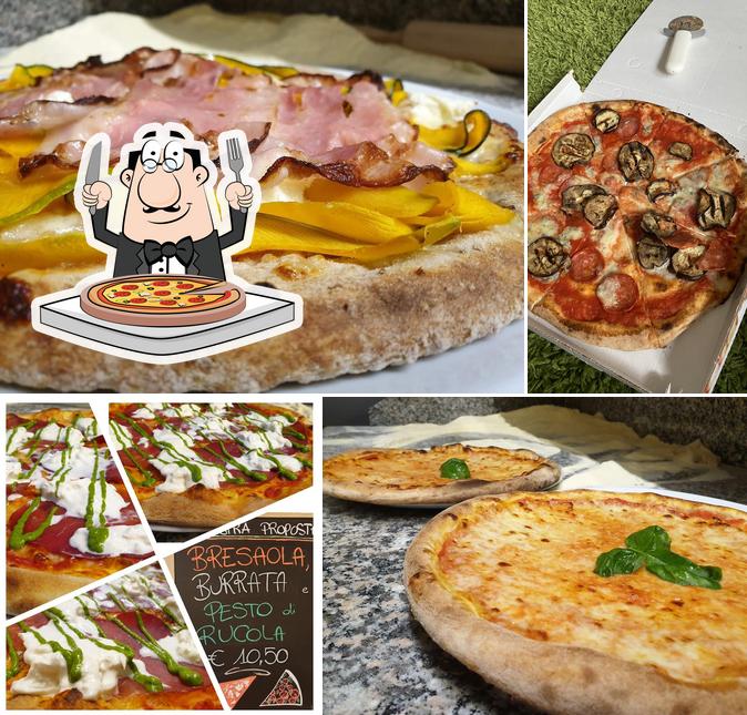 Order pizza at Acqua & Farina pizzeria