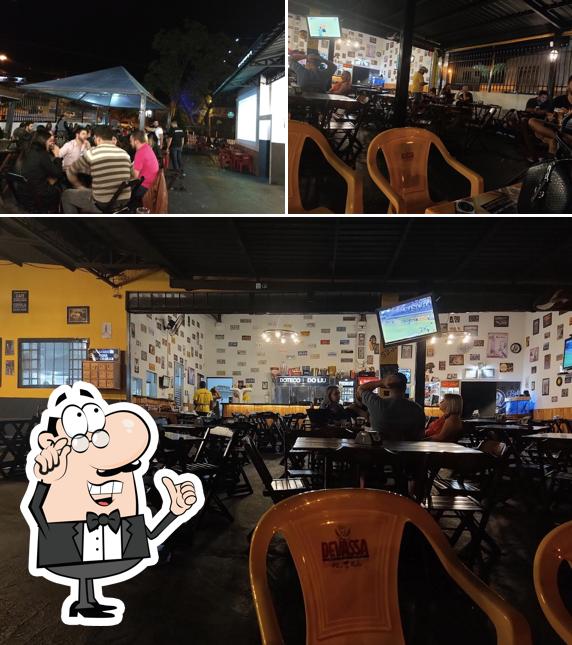 Sente em uma das mesas no Boteco do Liu
