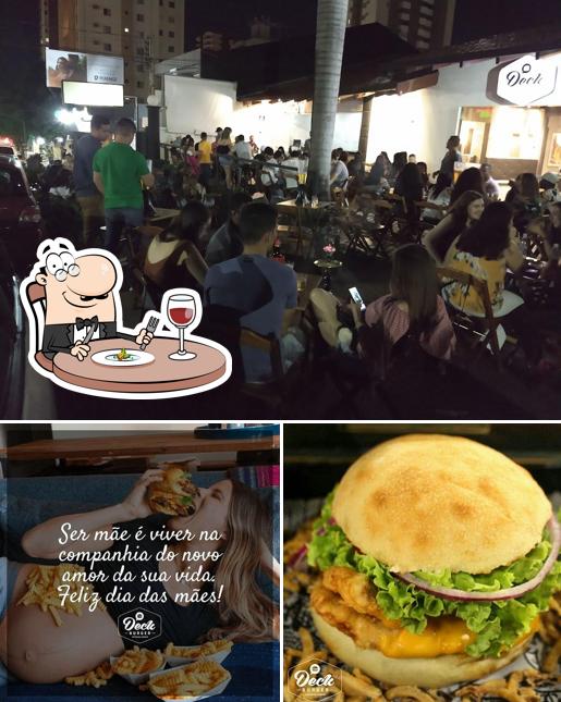 A imagem do Deck Lounge Bar’s comida e interior