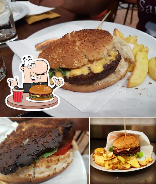 Ordina un hamburger a Feni's Bar