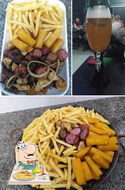 A foto da comida e balcão de bar no Haus Bier