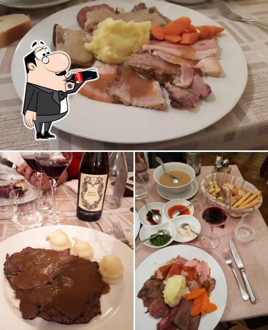 La foto di bevanda e la carne da Locanda Ristori