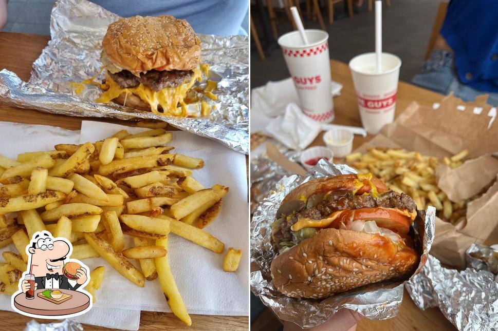 Concediti un bell'hamburger a Five Guys Via Torino