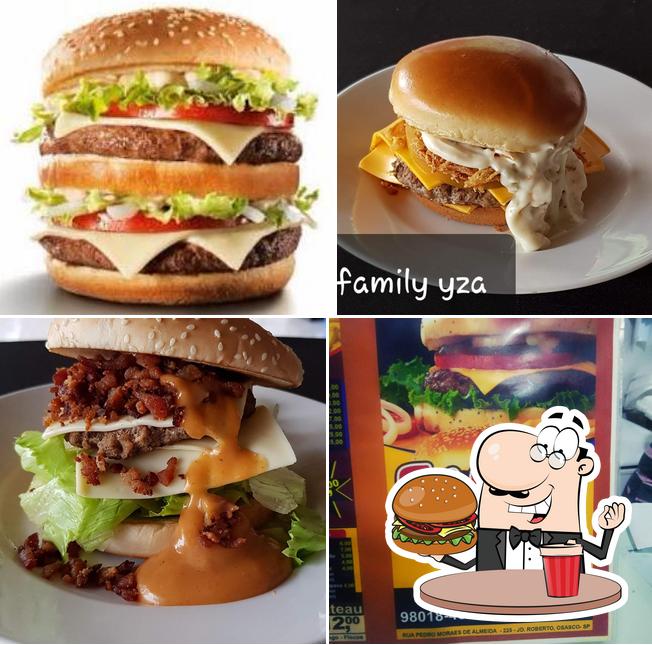 Experimente um dos hambúrgueres servidos no Family Burger