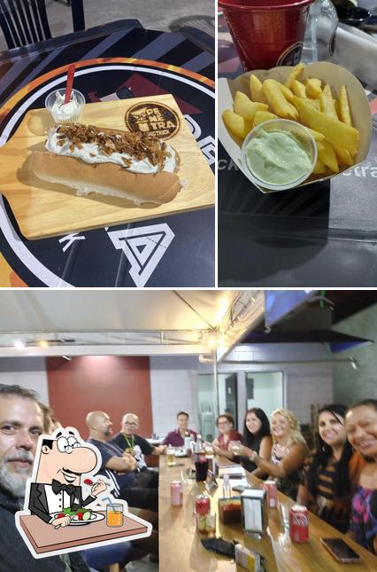 A comida e mesa de jantar do restaurante