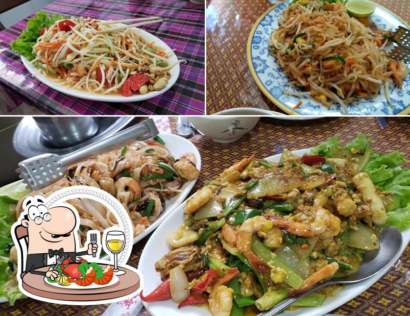 Consiga diversos pratos de frutos do mar servidos no Thai E-San Restaurante Tailandês