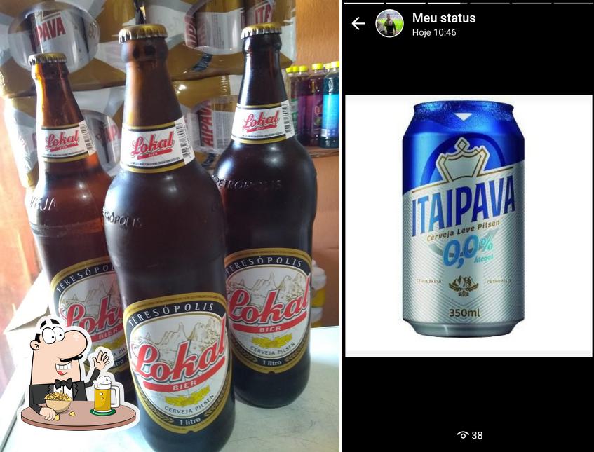 Desfute uma tulipa de cerveja leve ou escura