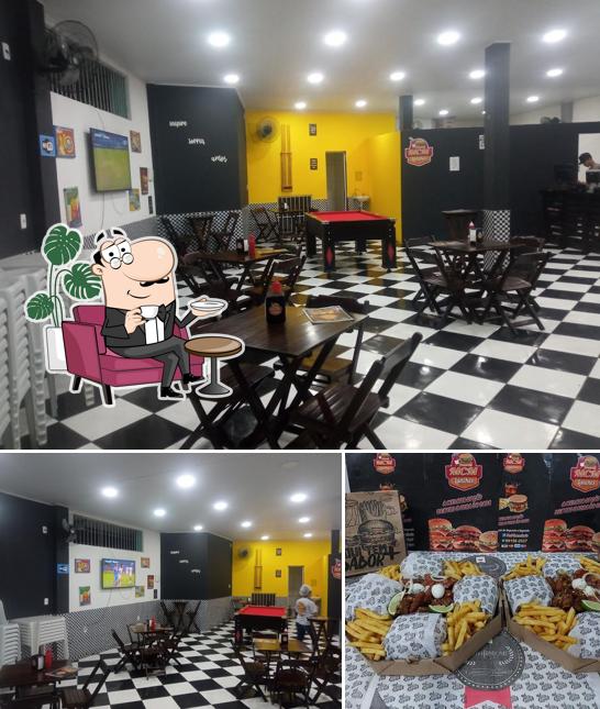 O interior do McM Lanche's