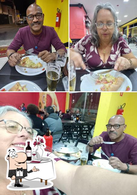 O Rabelos Pizza Mogi se destaca pelo mesa de jantar e comida