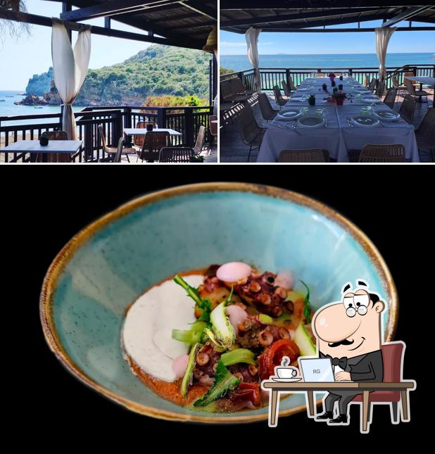 La immagine della interni e cibo di Vistamare Beach Restaurant