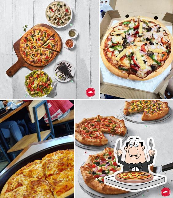 At Pizza Hut D Mall Rohini, Delhi, you can get pizza