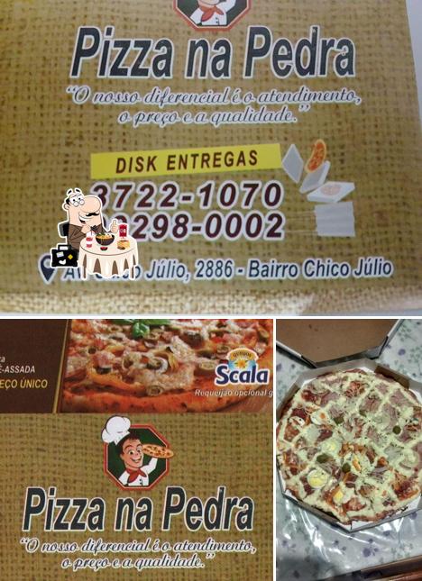 Comida em Pizza Assada na Pedra