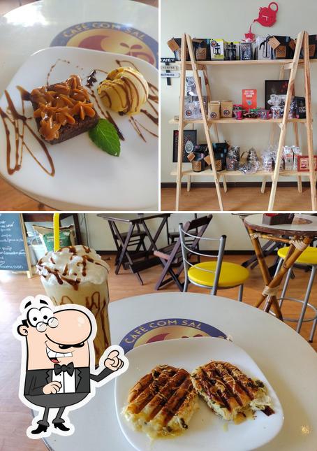 Confira a imagem mostrando interior e comida no Café Com Sal Coffee House