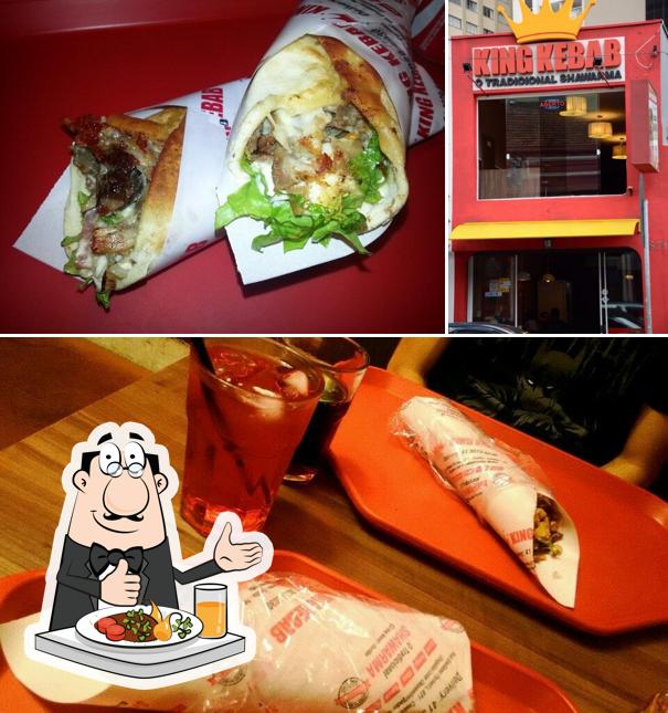 Dê uma olhada a ilustração mostrando comida e exterior no King Kebab