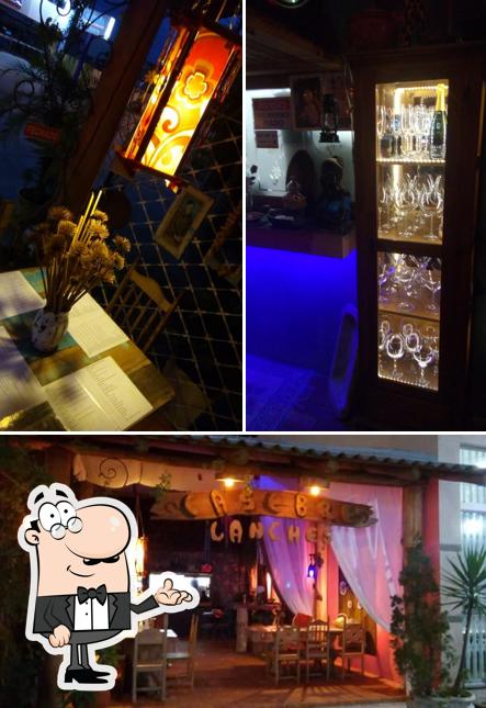 Sente em uma das mesas no Casebre encantado lounge pub