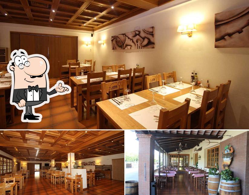 The interior of Restaurant La Vinya a Garriguella, especialista en carns a la brasa