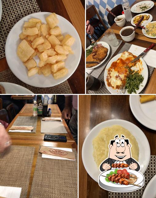 A comida e interior do restaurante
