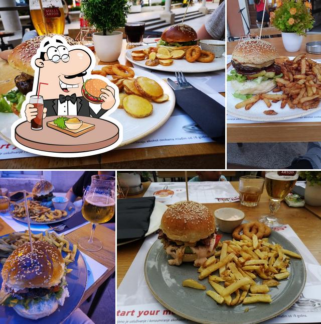 Commandez un hamburger à Pluto’s Burger Bar