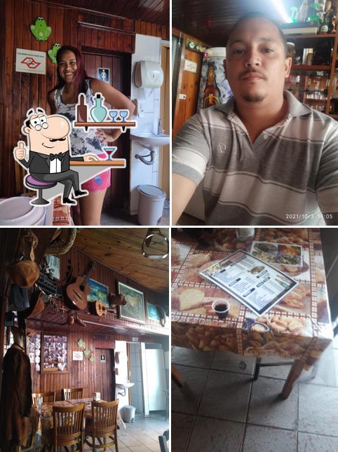 Sente em uma das mesas no Bar do Piauí