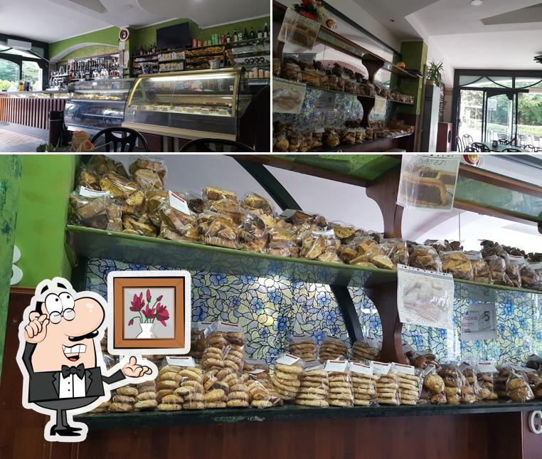 Dai un’occhiata alla immagine che raffigura la interni e cibo di Bar Pasticceria Olimpia