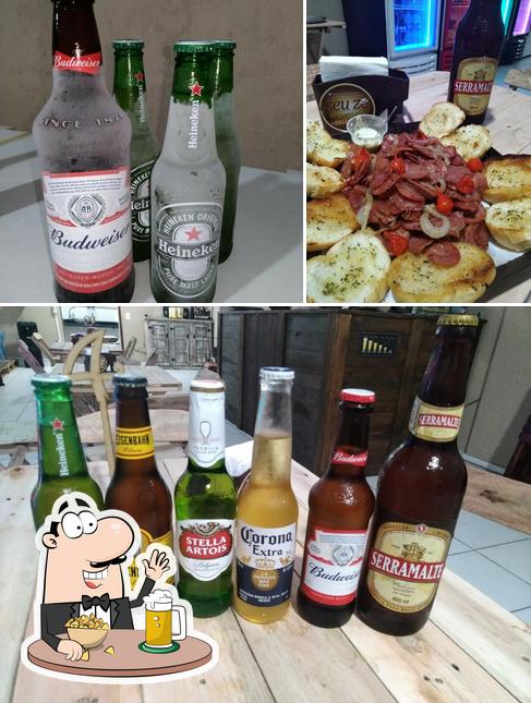 Desfute um copo de cerveja leve ou escura